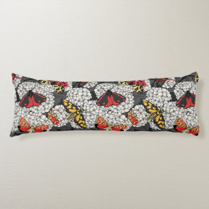 Motten auf weißem Hydrangea Seitenschläferkissen