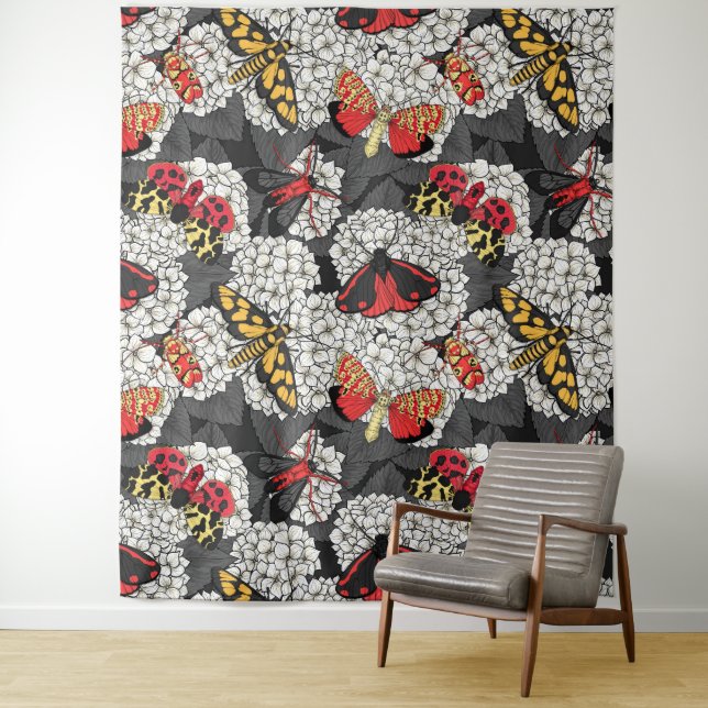 Motten auf weißem Hydrangea Wandteppich (Beispiel)