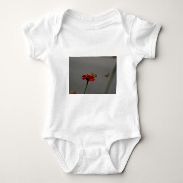 Motten und Rotes Zinnia Baby Strampler (Vorderseite)