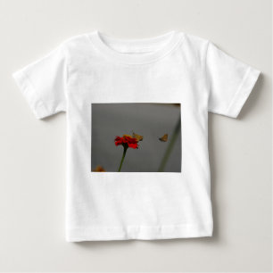 Motten und Rotes Zinnia Baby T-shirt