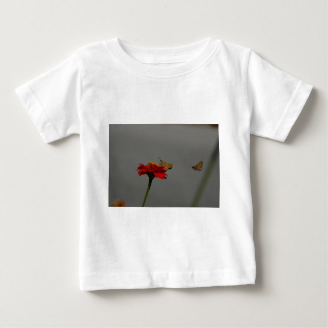 Motten und Rotes Zinnia Baby T-shirt (Vorderseite)