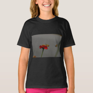 Motten und Rotes Zinnia T-Shirt