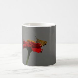Motten und Rotes Zinnia Tasse