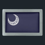 Moultrie Freiheits-Flaggen-Gürtelschnallen Rechteckige Gürtelschnalle<br><div class="desc">Der historisch genaue Moultrie Freiheits-Flaggenhalbmond. Früh in der Revolution, fingen Rebellenkräfte an, Sullivan-Insel vor der Küste von Charleston in Vorbereitung auf Problem mit der britischen Marine zu verstärken. In der warmen Juni-Luft von 1776, sah Kommandant Sergeant William Jasper die Flotte der Krone, die Flagge des gewordener Vogel Forts Moultrie abzuschießen...</div>