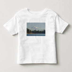 Mount Baker dominiert die Landschaft Kleinkind T-shirt
