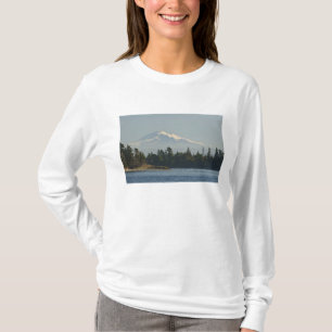 Mount Baker dominiert die Landschaft T-Shirt