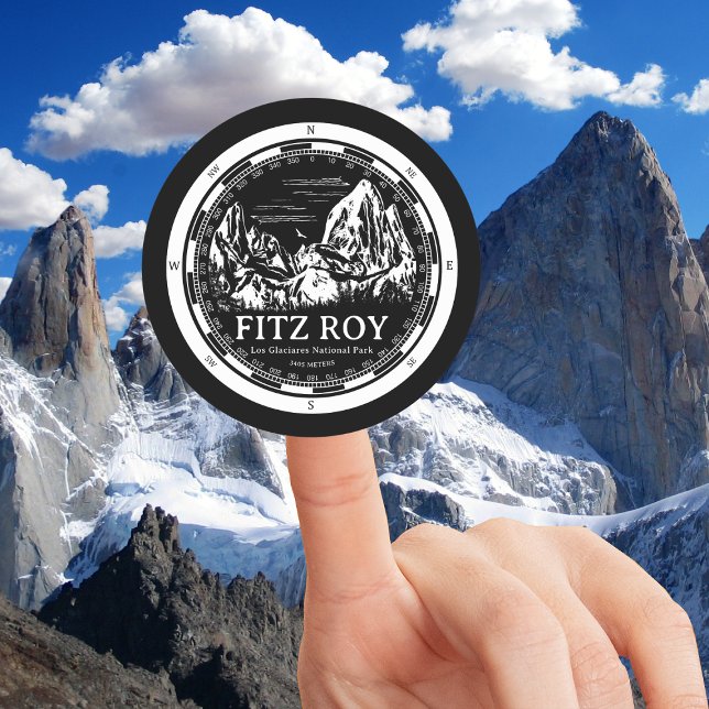 Mount Fitz Roy - Cerro Chaltén Südamerika Runder Aufkleber (Mount Fitz Roy Round Sticker in Back with a white compass and mountain illustration)