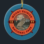 Mount Rainier Nationalpark Red Fox Retro Kompass Keramik Ornament<br><div class="desc">Mount Rainier Vektorgrafik Design. Der Park ist von Tälern,  Wasserfällen und subalpinen Wiesen umgeben.</div>
