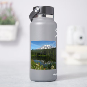Mount Rainier Seereflektion mit Wildblumen Aufkleber