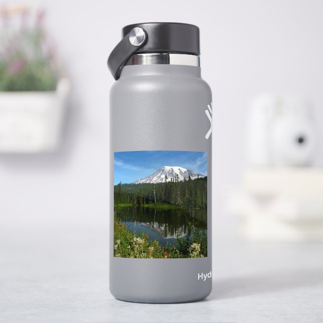 Mount Rainier Seereflektion mit Wildblumen Aufkleber (HydroFlask)