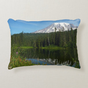 Mount Rainier Seereflektion mit Wildblumen Dekokissen