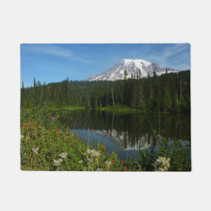 Mount Rainier Seereflektion mit Wildblumen Fußmatte