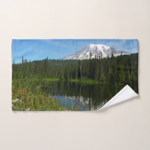Mount Rainier Seereflektion mit Wildblumen Handtuch