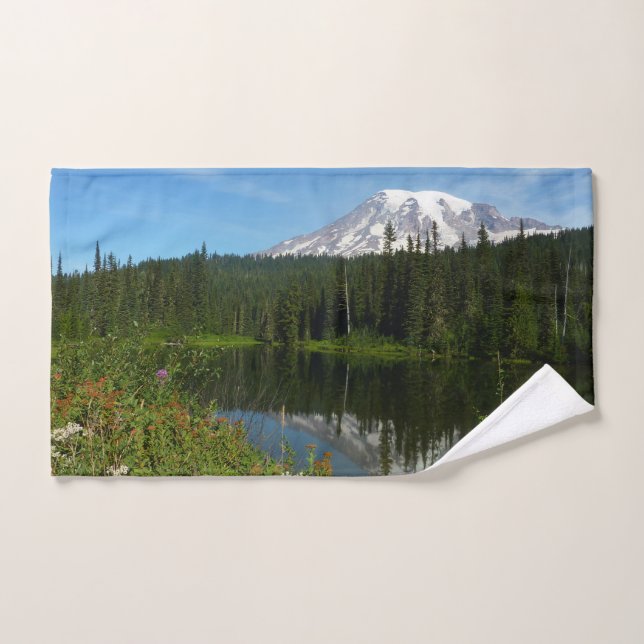 Mount Rainier Seereflektion mit Wildblumen Handtuch (Handtuch)