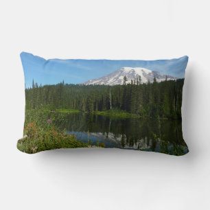 Mount Rainier Seereflektion mit Wildblumen Lendenkissen