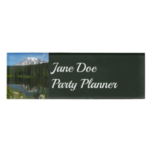 Mount Rainier Seereflektion mit Wildblumen Namenschild