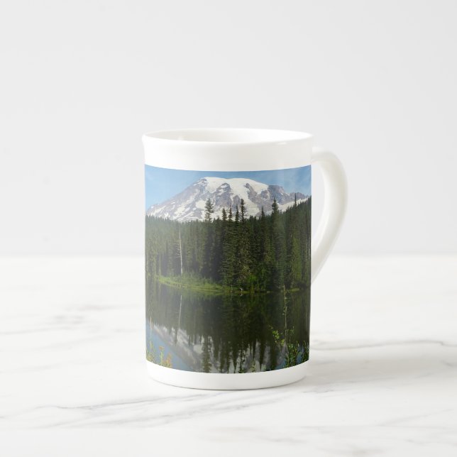 Mount Rainier Seereflektion mit Wildblumen Prozellantasse (Vorderseite Rechts)