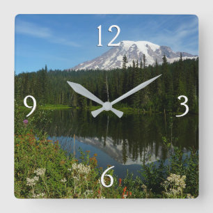 Mount Rainier Seereflektion mit Wildblumen Quadratische Wanduhr