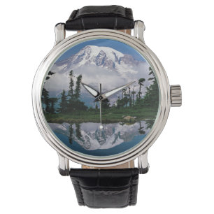 Mount Rainier spiegelt sich in einem Bergsee Armbanduhr