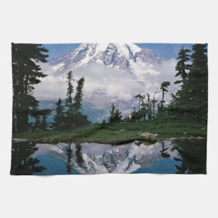 Mount Rainier spiegelt sich in einem Bergsee Handtuch