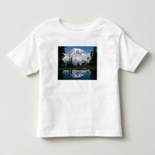 Mount Rainier spiegelt sich in einem Bergsee Kleinkind T-shirt