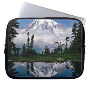 Mount Rainier spiegelt sich in einem Bergsee Laptopschutzhülle