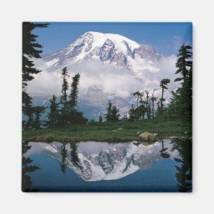 Mount Rainier spiegelt sich in einem Bergsee Magnet