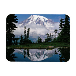 Mount Rainier spiegelt sich in einem Bergsee Magnet