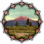Mount Shasta Vintage Ornamente Fotoskulptur Ornament<br><div class="desc">Das Vintage-Bild aus dem Jahr 1939 des Mount Shasta und der kalifornischen Landschaft,  die es umgibt,  wurde auf diesem Weihnachtsschmuck mit Viktorianischem Trimm wiedergegeben.</div>