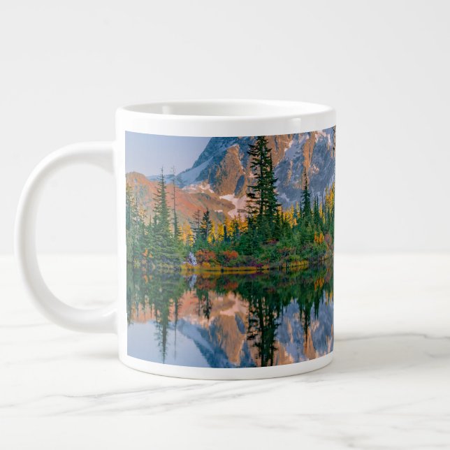 Mount Shuksan gespiegelt im Reflection Lake Jumbo-Tasse (Links)