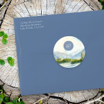 Mountain Lake Wedding Simple Monogram Watercolor Runder Aufkleber<br><div class="desc">Hochzeitsaufkleber mit Monogramm und landschaftlicher Aquarellgestaltung in staubblauen und grünen Tönen. Die Seeszene mit Bergen,  Grünpflanzen und Kiefern,  dem See und einem hellen Himmel. Sie können die Initialen von Braut und Bräutigam hinzufügen und wenn Sie passende Produkte wünschen,  schauen Sie bitte in meine Sammlung von Mountain Lake.</div>