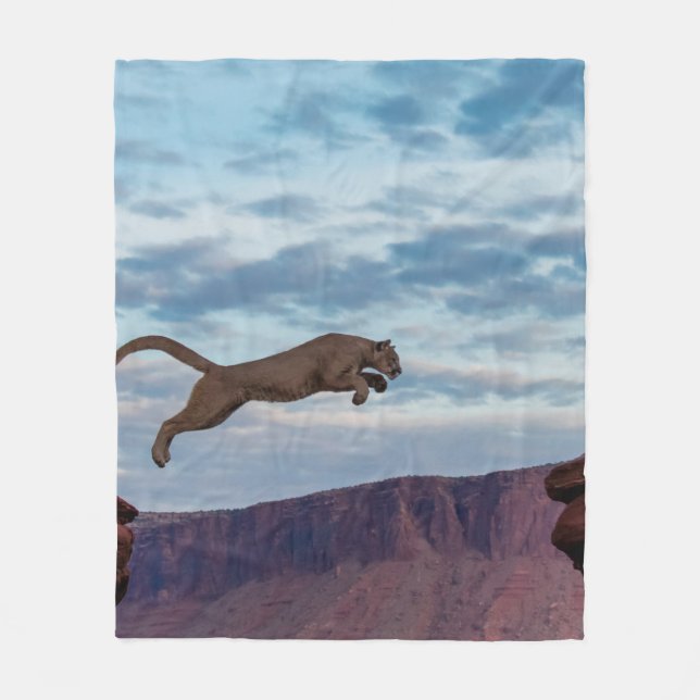 Mountain Lion Jumping Morning Skyjump,lion,animal, Fleecedecke (Vorderseite)