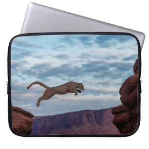 Mountain Lion Jumping Morning Skysprung, Löwe, Tie Laptopschutzhülle