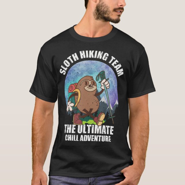 Mountain Sloth Hiking Team The Ultimate Chill Adve T-Shirt (Vorderseite)