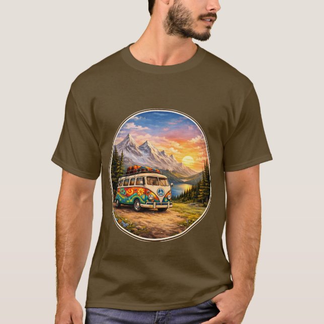 Mountain Sunset Lake Scene | Retro Hippie Van Life T-Shirt (Vorderseite)