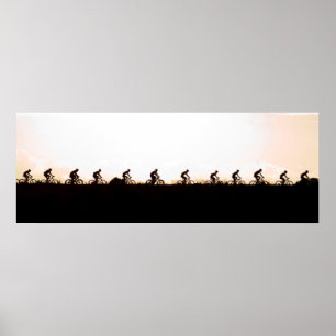 Mountainbike-Fahrer machen ihren Weg über den Damm Poster