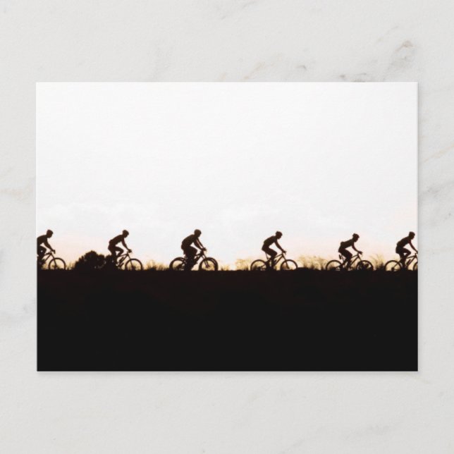 Mountainbike-Fahrer machen ihren Weg über den Damm Postkarte (Vorderseite)