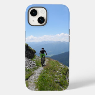 Mountainbiken im Grünen Case-Mate iPhone 14 Hülle