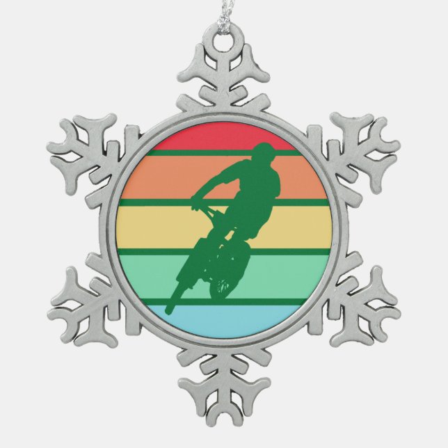 Mountainbiken im Schnee Retro gestreift Schneeflocken Zinn-Ornament (Vorderseite)