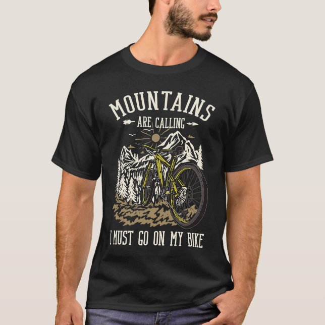 Mountains Are Calling & I Must Go On My Bike Campi T-Shirt (Vorderseite)