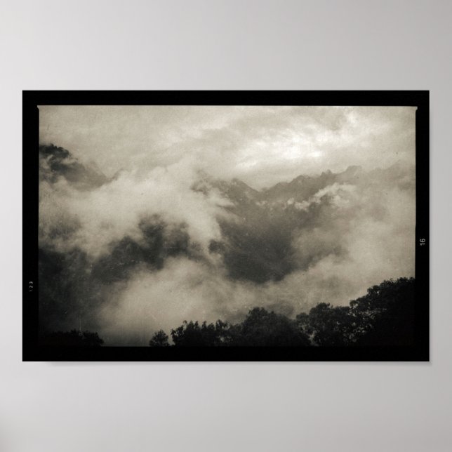 Mountains Fog bedeckt Dunkel und Moody Landschaft Poster (Vorne)