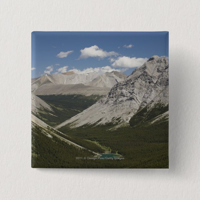 Mountainsee in einem Tal mit blauem Himmel Button (Vorderseite)