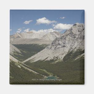 Mountainsee in einem Tal mit blauem Himmel Magnet
