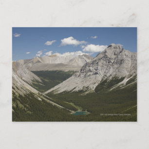 Mountainsee in einem Tal mit blauem Himmel Postkarte