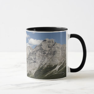 Mountainsee in einem Tal mit blauem Himmel Tasse