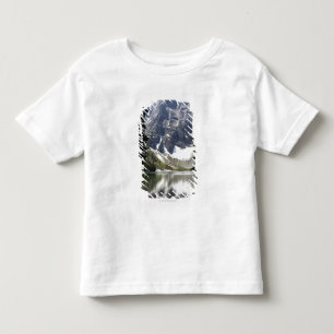 Mountainsee-reflektierender Berg gerahmt durch Kleinkind T-shirt
