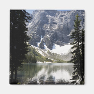 Mountainsee-reflektierender Berg gerahmt durch Magnet