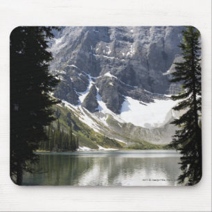 Mountainsee-reflektierender Berg gerahmt durch Mousepad