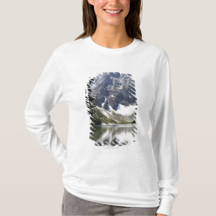 Mountainsee-reflektierender Berg gerahmt durch T-Shirt