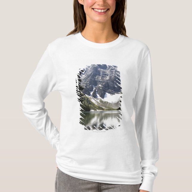 Mountainsee-reflektierender Berg gerahmt durch T-Shirt (Vorderseite)